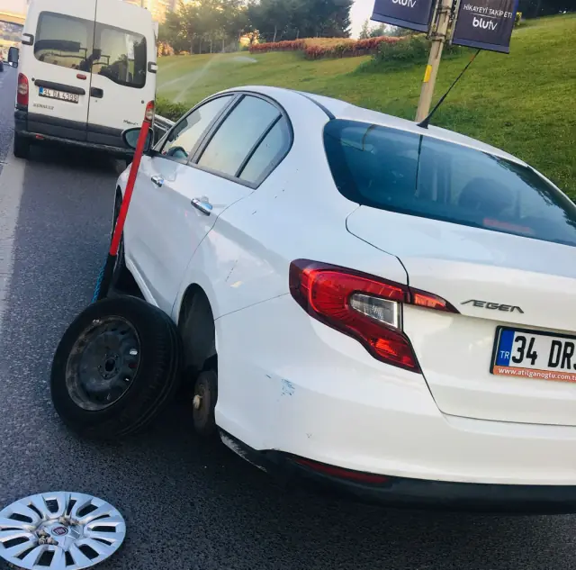 Yol kenarında stepne takılan araç