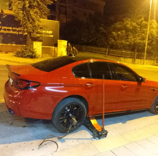 Gece yol kenarında lastik değişimi